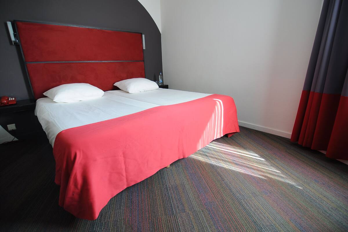Desk, free WiFi, alarm clocks, bed sheets