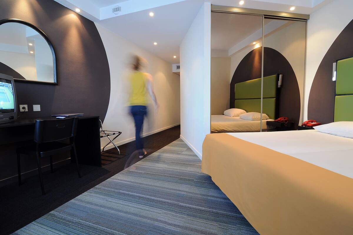 Desk, free WiFi, alarm clocks, bed sheets