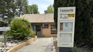 A hotel entrance with a sign for Campanile Hotel Restaurant, indicating 24-hour reception and a restaurant. - Campanile Manosque (Manosque)