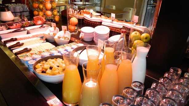 A buffet with various food items and beverages. - Campanile Manosque (Manosque)