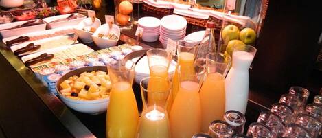Frokostbuffé hver dag (EUR 13.9 per person)