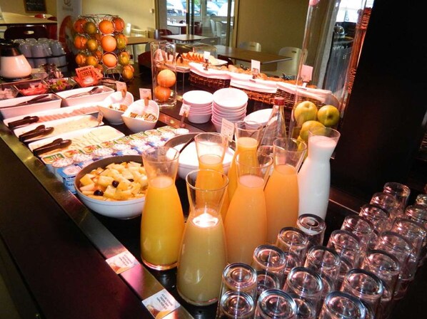 Daily buffet breakfast (EUR 13.9 per person) - Campanile Manosque (Manosque)