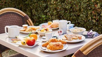 Petit déjeuner buffet (10.9 EUR par personne)