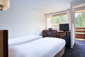 Premium bedding, desk, iron/ironing board, free cribs/infant beds