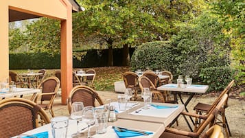 Petit-déjeuner, déjeuner et dîner servis sur place