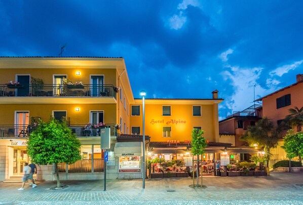 Fachada da propriedade à noite