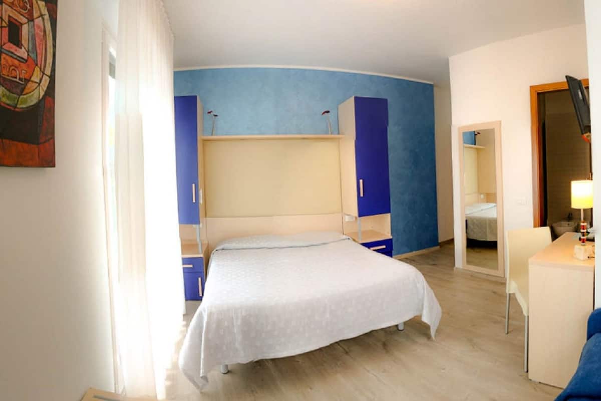 standard double or twin room, balcony | in-room safe, desk, free wifi, bed sheets