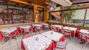 Breakfast, lunch, dinner served; Regional cuisine