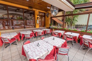 Café da manhã, almoço e jantar; culinária regional 