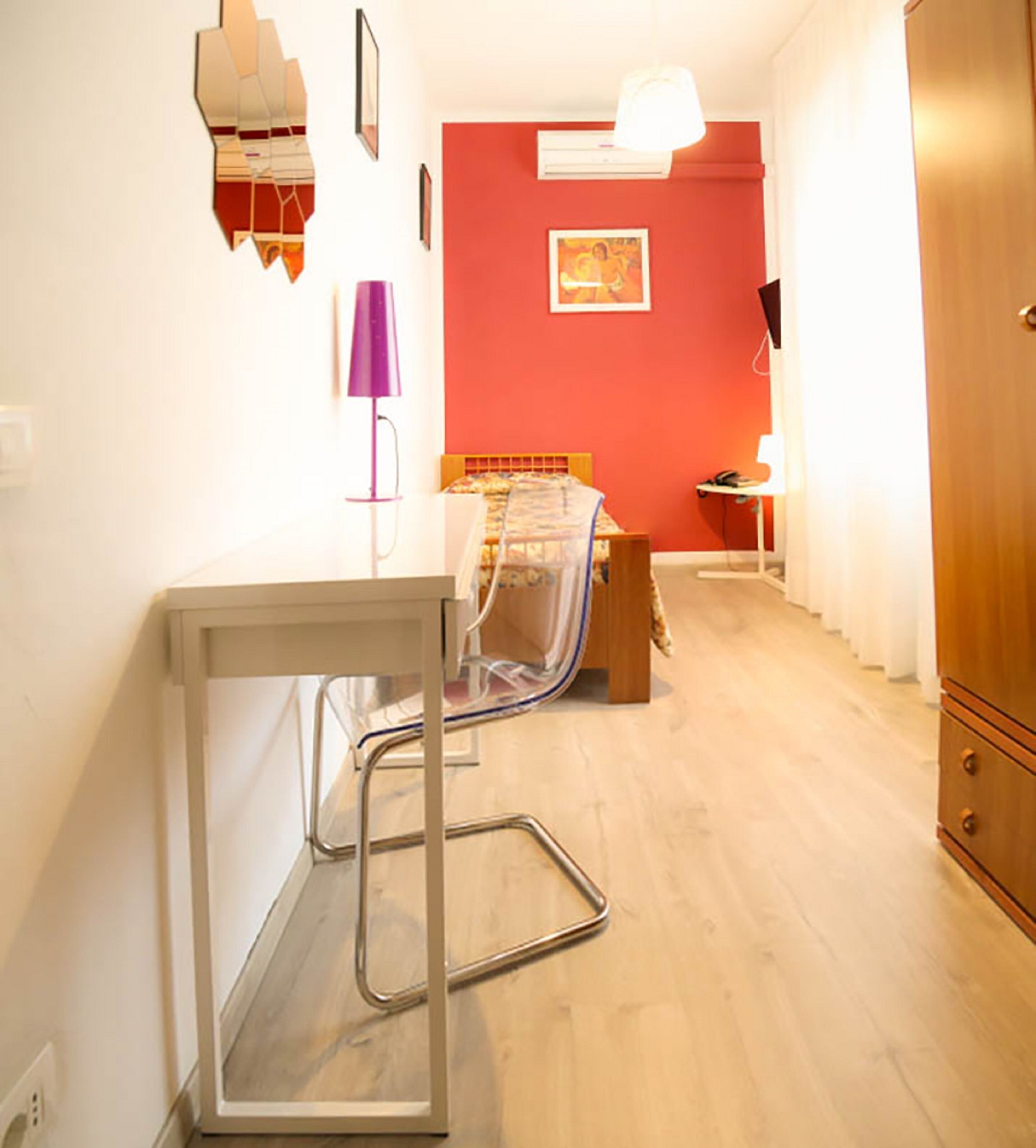 standard single room (shower) | in-room safe, desk, free wifi, bed sheets