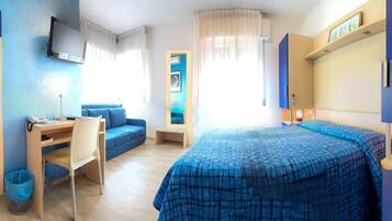 Habitación estándar con 1 cama matrimonial o 2 individuales, balcón | Caja de seguridad en la habitación, escritorio y wifi gratis