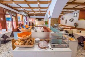Free daily buffet breakfast  - Hotel Alpino (Malcesine)