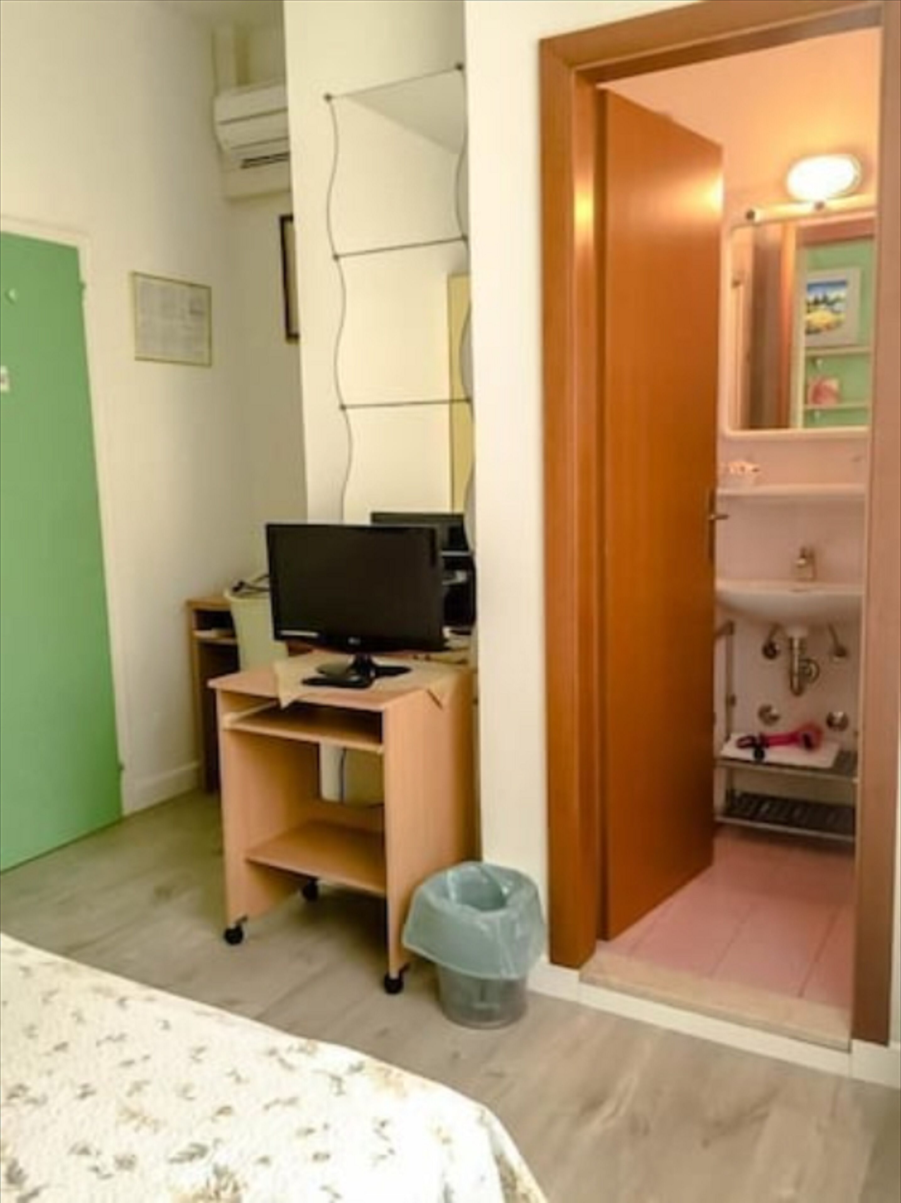 economy double or twin room | room amenity