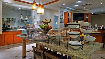 Tägliches Frühstücksbuffet (15.00 USD pro Person)