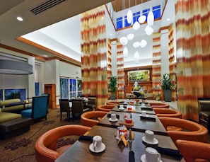 Melayani sarapan, makan siang, makan malam; sajian masakan Amerika 