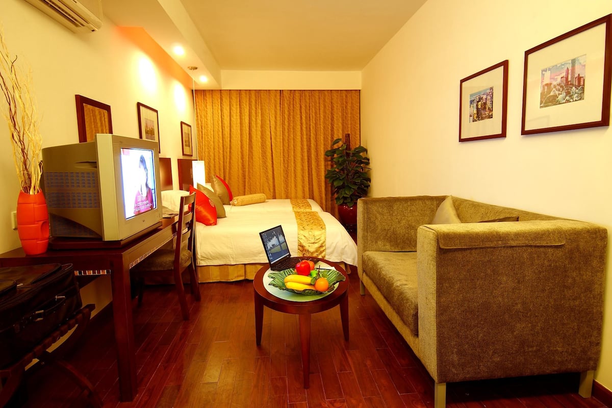 Habitación estándar, 2 camas individuales | Zona de estar | Una televisión