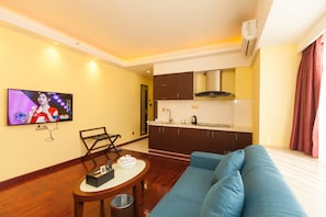 Deluxe Room | Living area | TV - Chicago Suites International Hotel (Shenzhen)