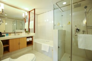 Suite – deluxe, 1 kingsize-seng (Street) | Bad | Kombinert dusj/badekar, dype avslapningsbadekar, hårføner og håndklær