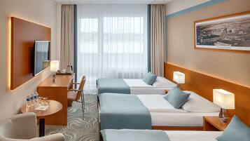 Dreibettzimmer, Balkon | Zimmersafe, Schreibtisch, schallisolierte Zimmer, Zustellbetten