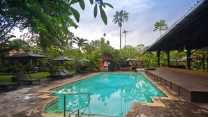 Outdoor pool - Peneeda View Beach Hotel (Denpasar)
