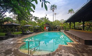 3 piscinas al aire libre, sombrillas, tumbonas