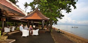 2 restaurantes; se sirven desayunos, almuerzos y cocina internacional 