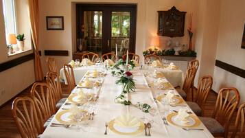 Aperto a colazione e cena, cucina regionale