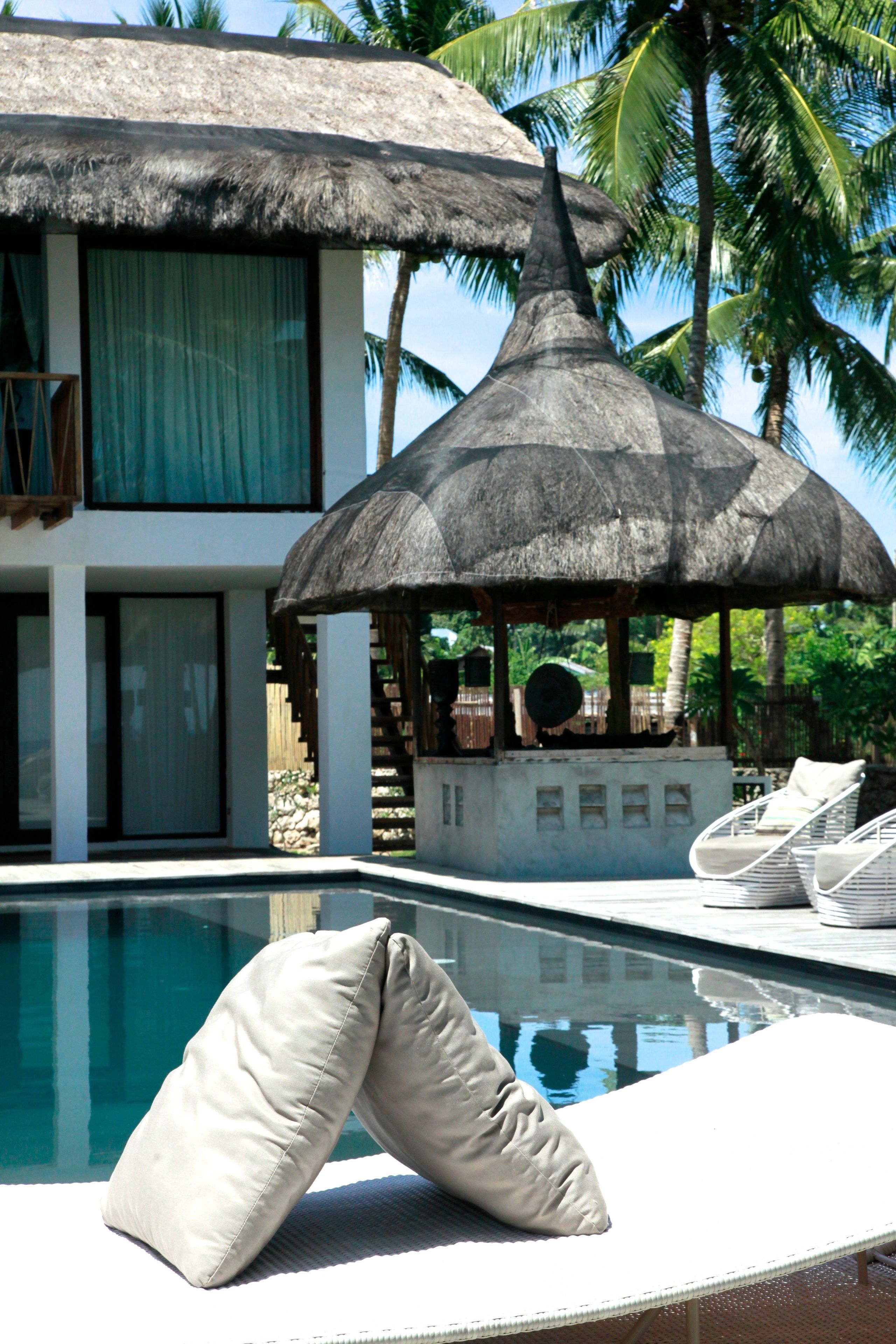 สระว่ายน้ำกลางแจ้ง, เก้าอี้อาบแดดริมสระ