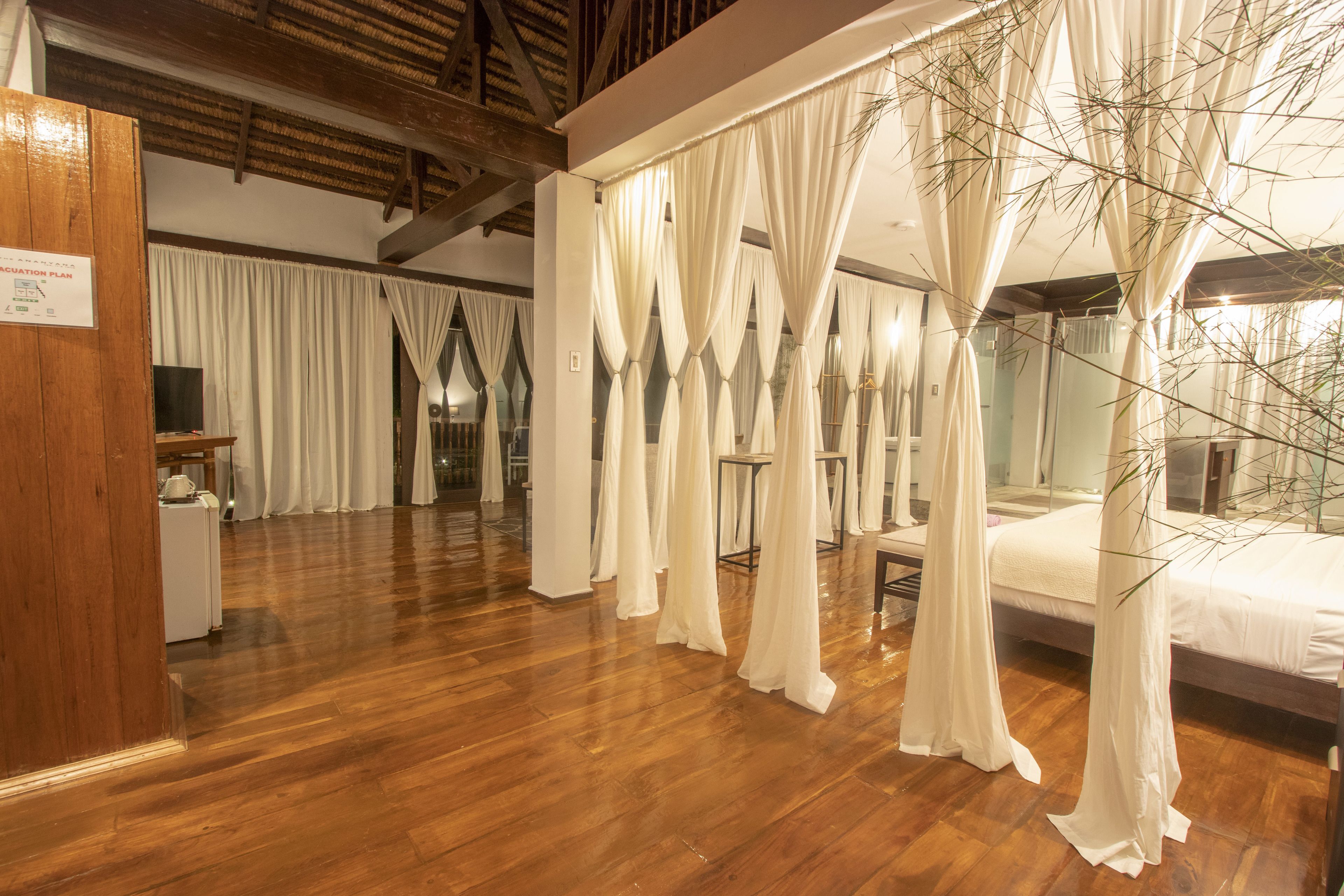 ห้องสวีท | โต๊ะทำงาน, ผ้าปูที่นอน