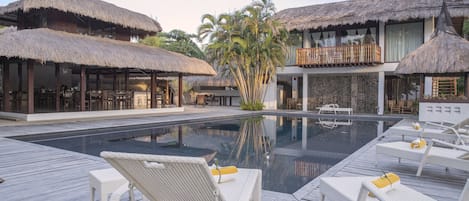 Vista frontal de la propiedad