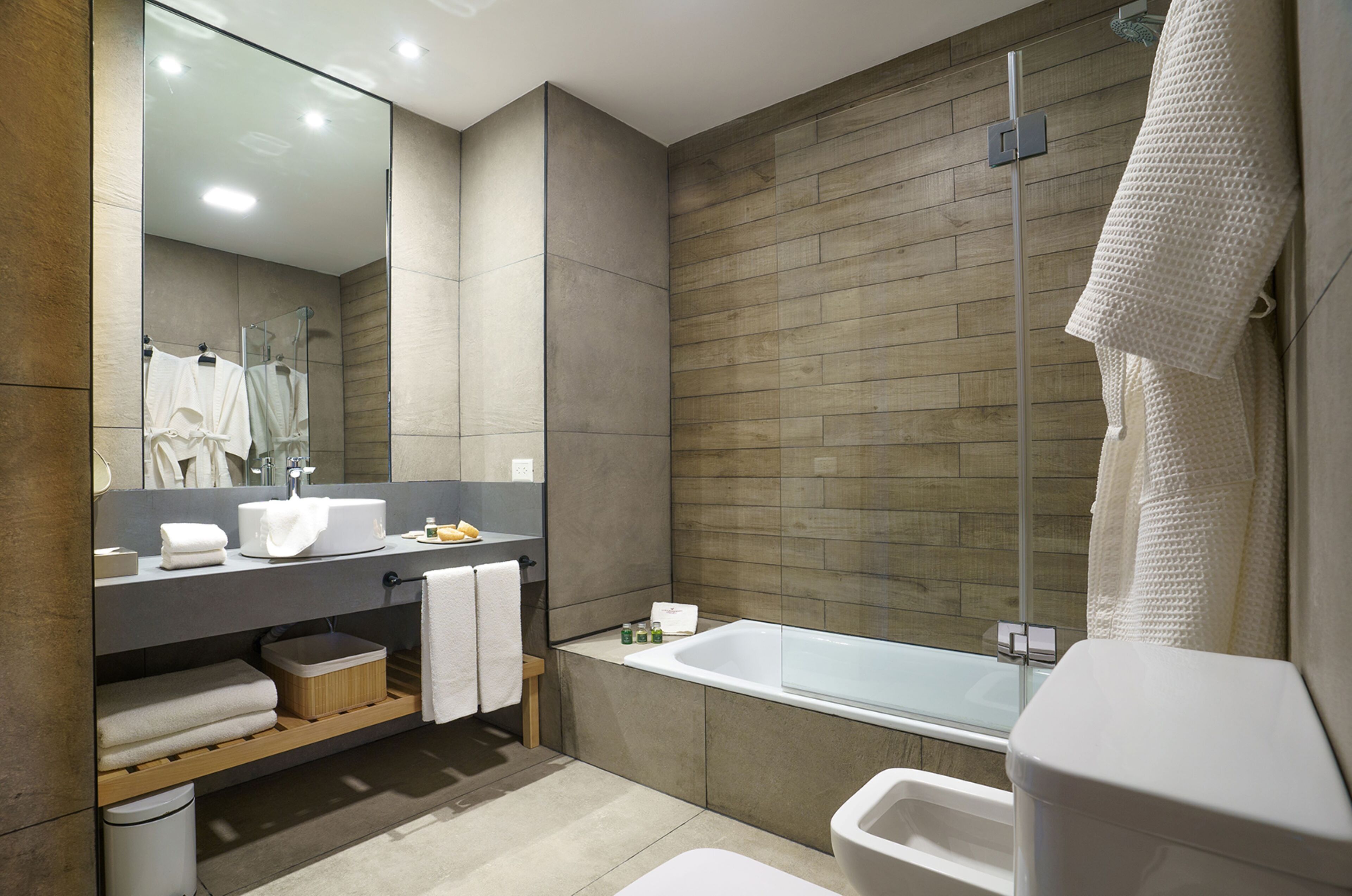 junior suite, 1 king bed, canal view | bathroom | combined shower/bathtub, rainfall showerhead, free toiletries