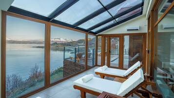 Área de tratamiento exterior, sauna y tina de hidromasaje