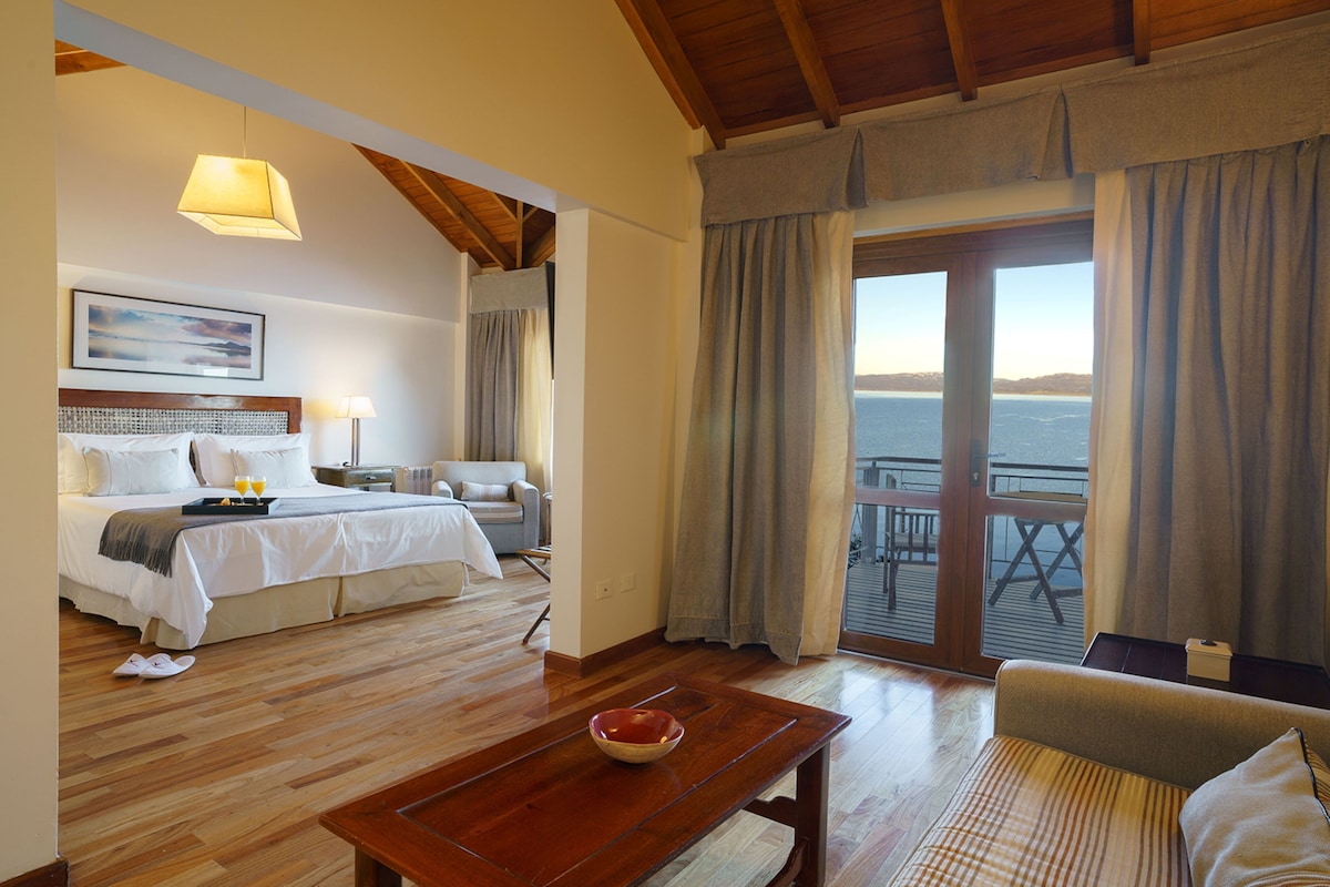 Suite junior, 1 cama de matrimonio, vistas al canal | Minibar, caja fuerte, escritorio y espacio para trabajar con un portátil