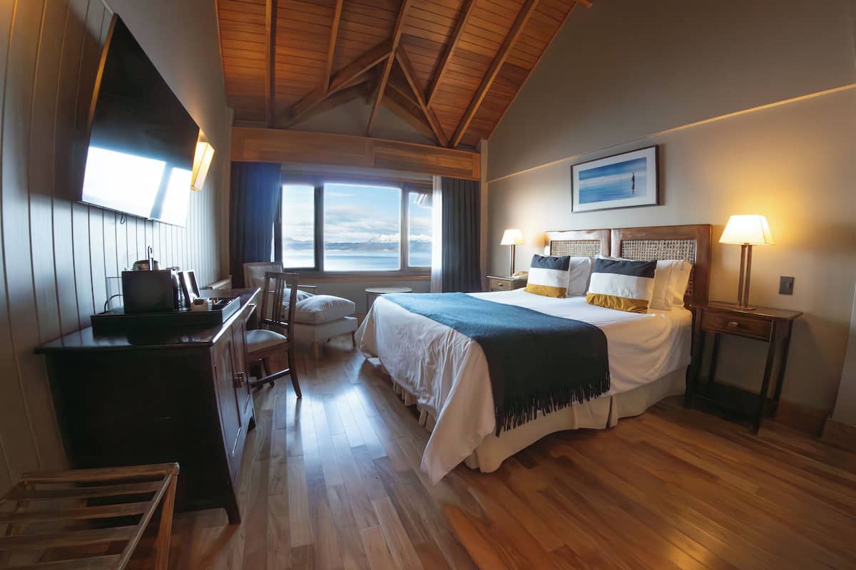 Premium Vista Canal Beagle | Ropa de cama de alta calidad y minibar 