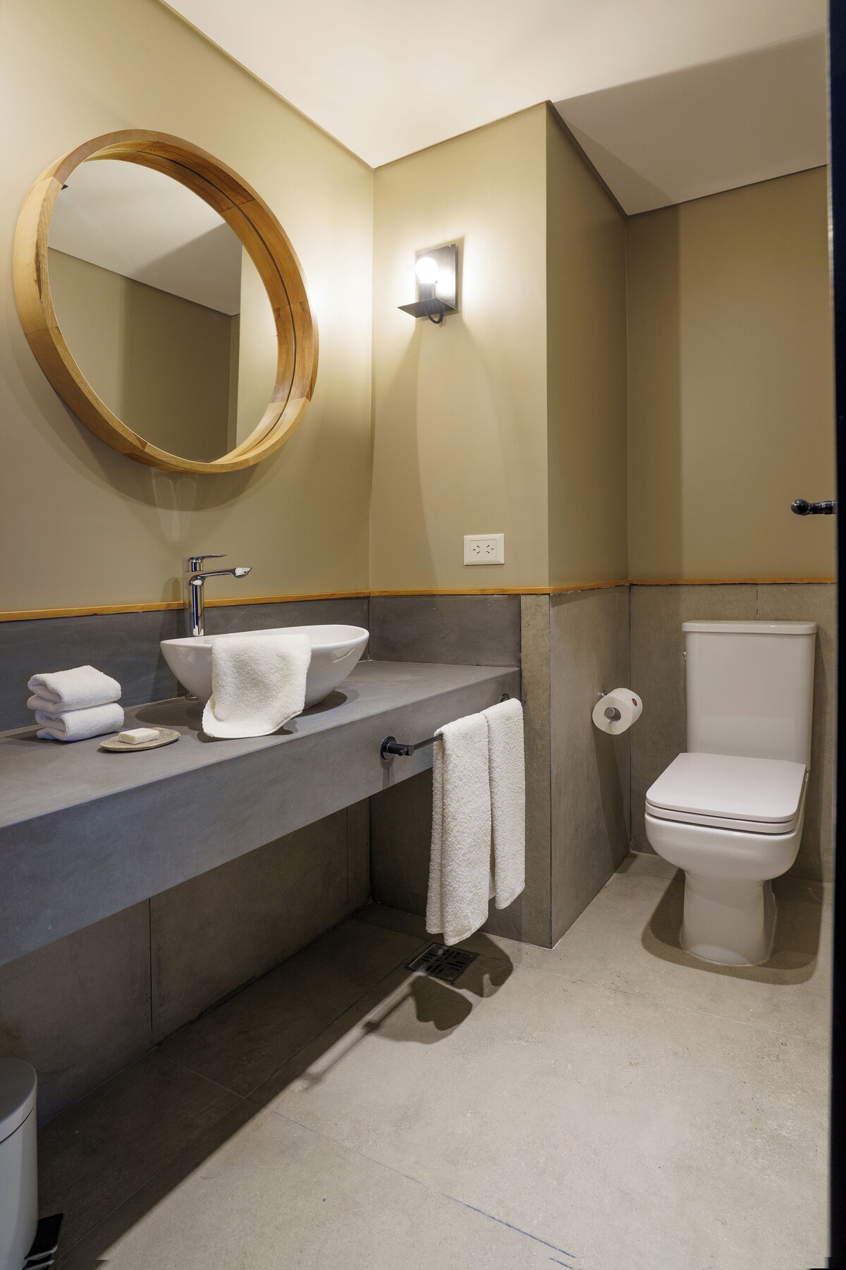 Patagonia Suite vista canal Beagle | Baño | Ducha y bañera combinadas y cabezal de ducha tipo lluvia
