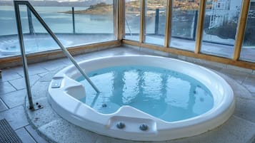 Indoor spa tub