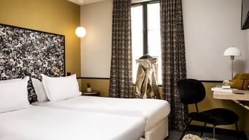 Habitación estándar con 2 camas individuales | Escritorio, tabla de planchar con plancha, wifi gratis y ropa de cama