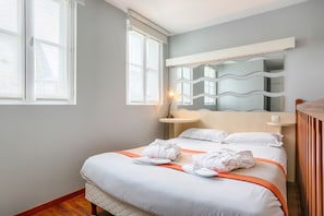 Studio for two adults - 30m2 - Bath - Air Conditioning | Desk, iron/ironing board, free WiFi, bed sheets - Hotel Paris La Fayette (Paris)