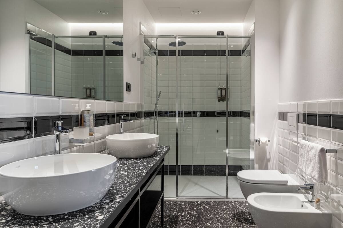 suite | bathroom | shower, free toiletries, hair dryer, heated floors