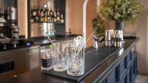 A bar area with a bar counter, glasses, and bottles. - Stadt Hotel Citta (Bolzano)