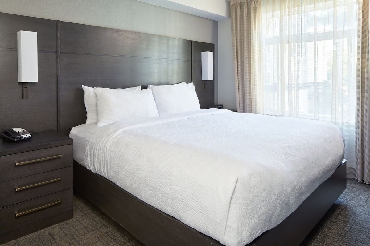 suite, 1 bedroom | egyptian cotton sheets, hypo-allergenic bedding, down duvets