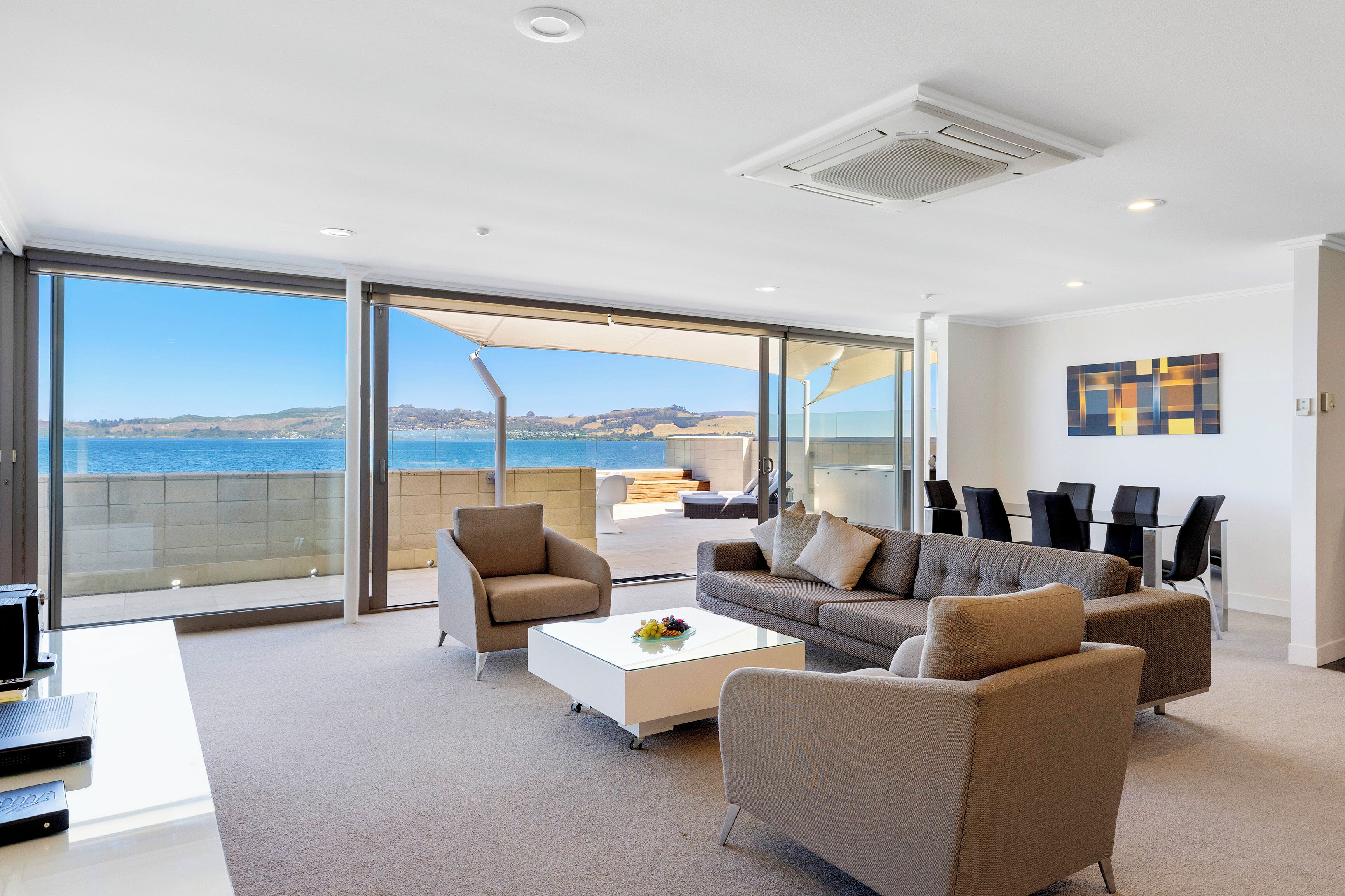 Sacred Waters Luxury Penthouse B | 起居区 | 50-厘米纯平电视 （配备卫星频道）、电视