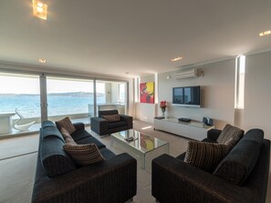 Departamento, 4 habitaciones, junto al lago | Área de sala de estar | Televisión de pantalla plana de 50 cm con canales vía satélite 