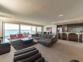 Apartamento, 3 habitaciones, junto al lago | Caja fuerte y espacio para trabajar con un portátil