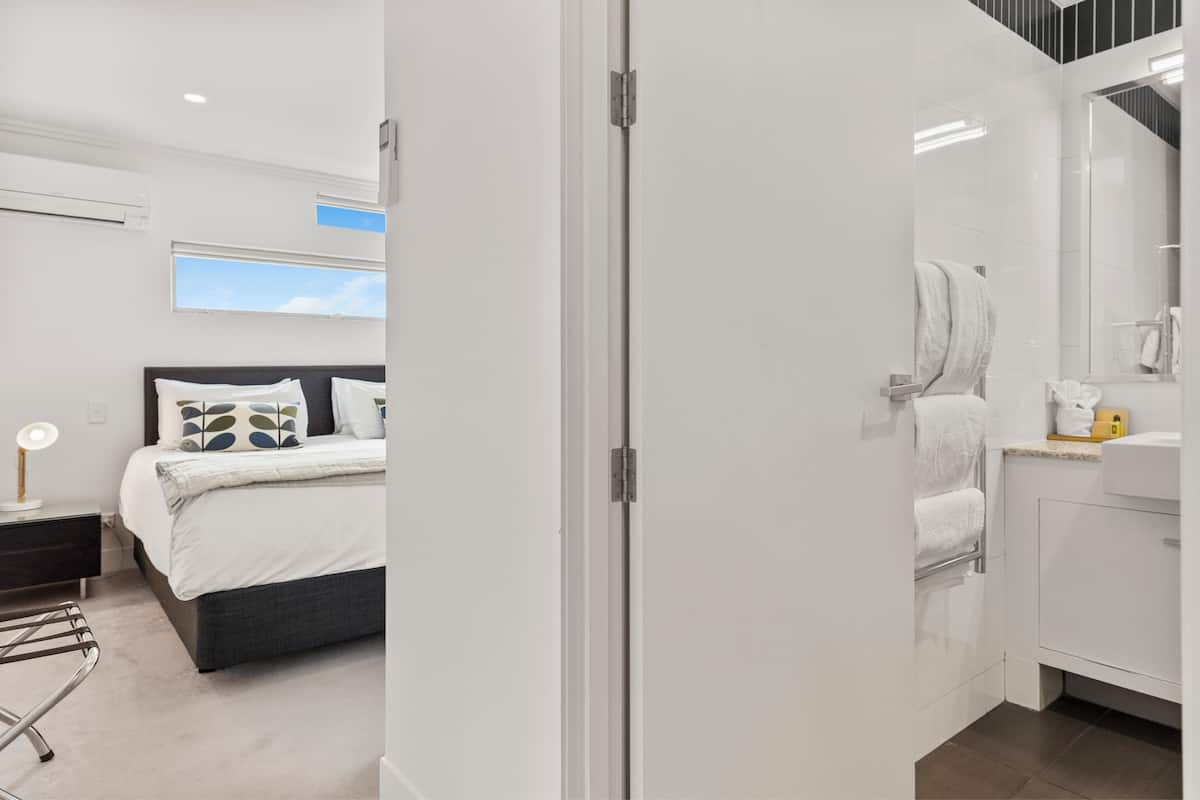 In-room safe, laptop workspace, iron/ironing board, free WiFi