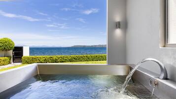 Lake Front Four Bedroom Apartment | Terrace/patio