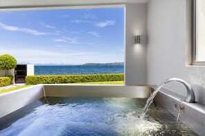 Lake Front Four Bedroom Apartment | Terrace/patio