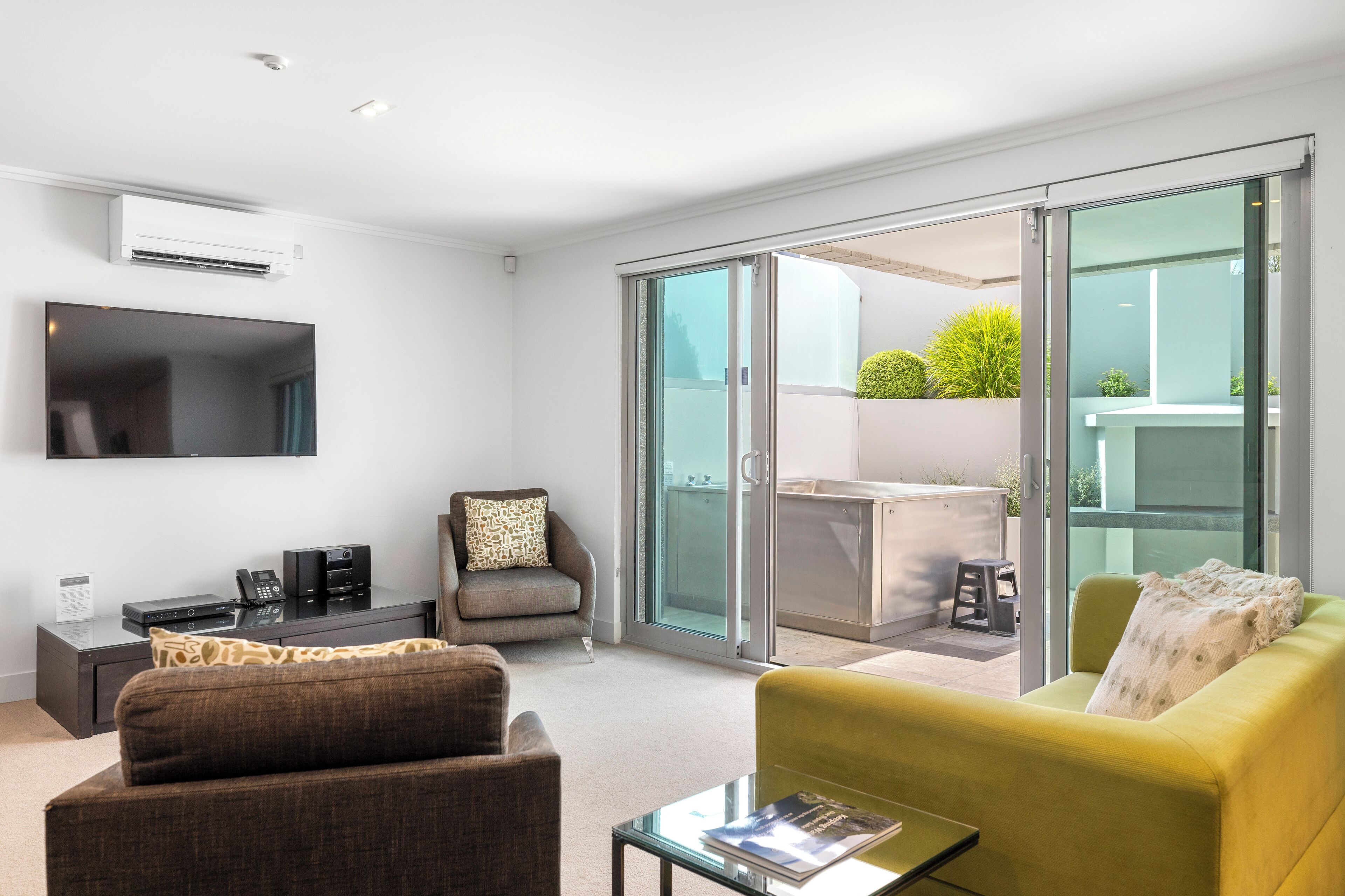 Caja fuerte y espacio para trabajar con un portátil