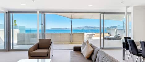 Penthouse, 2 chambres, vue lac | Coin séjour | Télévision à écran plat de 50 cm avec chaßnes par satellite, télévision