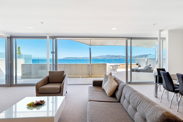 Sacred Waters Luxury Penthouse B | Living area | 50-cm flat-screen TV with satellite channels, TV